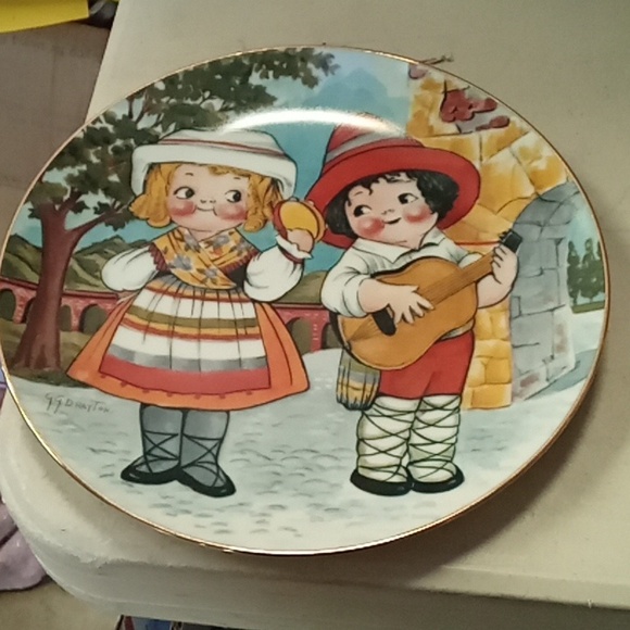 Dolly Dingle world travel fight series 1 first edition (SKU NH1) - Picture 1 of 2